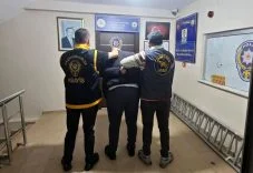 52-ayri-suctan-33-yil-6-ay-hapis-cezasi-bulunan-firari-jasat-operasyonuyla-yakalandi-IS1QQcza.jpg