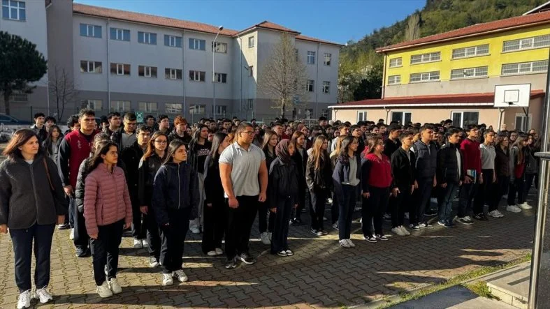 Ayancık’ta, okul saldırılarında hayatını kaybedenler anıldı