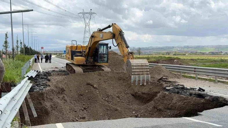 Batman’da sağanak yağış nedeniyle yol çöktü, Güney Çevre Yolu ulaşıma kapatıldı