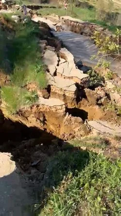 Bursa’da meydana gelen heyelan yolu parçalara ayırdı