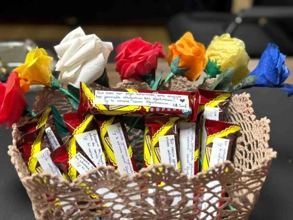 Çikolata ve çiçeklere yazdıkları notlarla öğretmenlerine sürpriz yaptılar