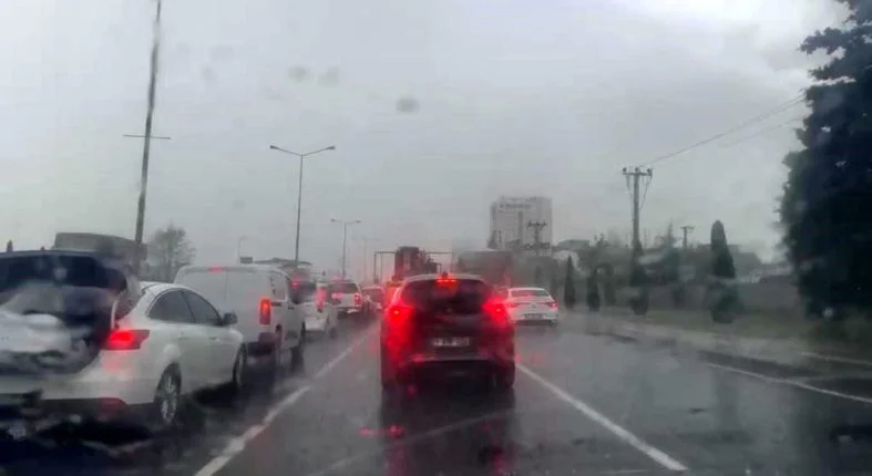 Diyarbakır’da sağanak ve dolu yağışı etkili oldu