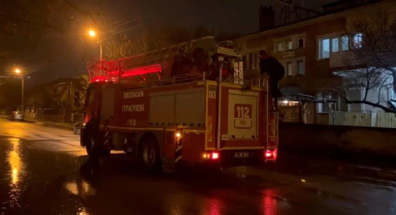erzincanda-mahsur-kalan-kedi-itfaiye-ekiplerince-kurtarildi-sdeCNbUY.jpg