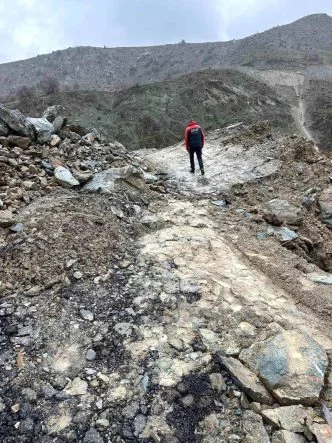 hakkari-van-kara-yolunda-heyelan-riski-devam-ediyor-ITWWBEcb.jpg
