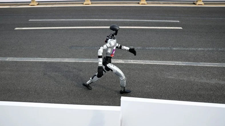 insansi-robotlar-kosu-rekorunu-7-dakika-farkla-kirdi-PTCJqKwi.jpg