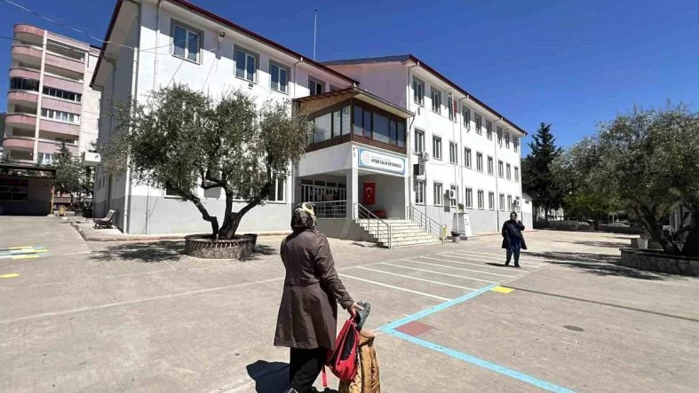 kahramanmarastaki-saldirinin-ardindan-veliler-ogrencilerin-esyalarini-okuldan-almaya-basladi-FEJwMjJ1.jpg