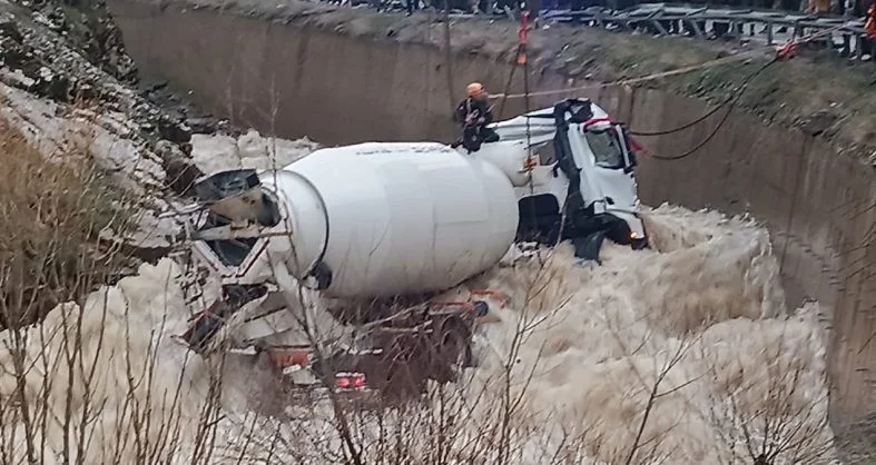 kontrolden-cikan-beton-mikser-dereye-devrildi-3hRICQpZ.jpg