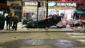 kontrolden-cikan-otomobil-2-is-yerine-carparak-devrildi-2HFNJaKJ.jpg