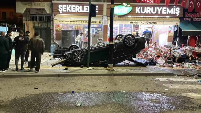 kontrolden-cikan-otomobil-2-is-yerine-carparak-devrildi-2HFNJaKJ.jpg