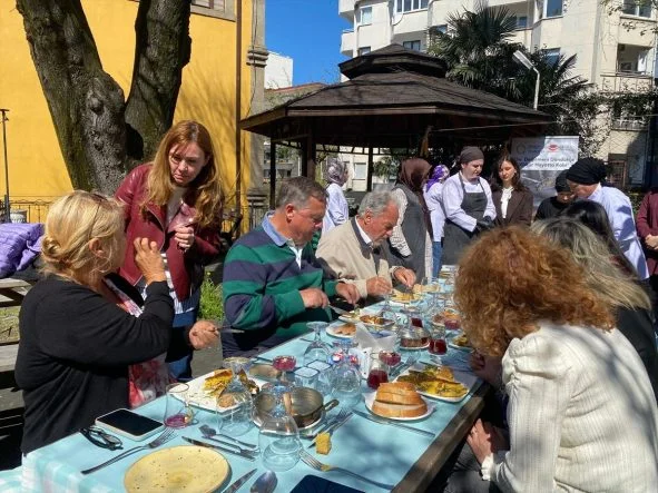 trabzona-yurt-disindan-gelen-ekibe-karadeniz-yemekleri-tanitildi-4gUjFxT6.jpg
