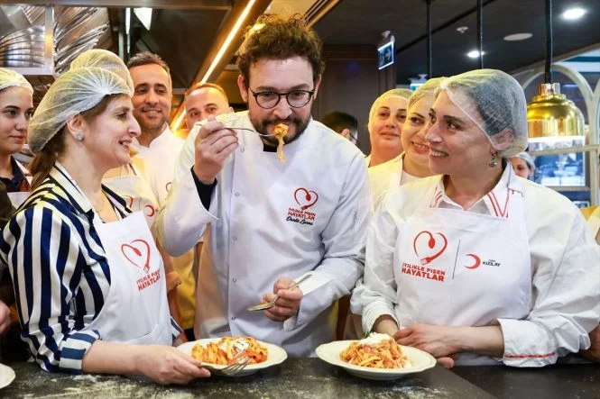 Ünlü şef Danilo Zanna depremzede kadınlarla aynı mutfakta buluştu